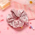 Chouchou en satin de soie rose vif avec une finition élégante et brillante - Rose vif