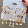 6-teiliges goldenes Ohrring-Set mit Perlen und geflochtenen Creolen auf Displaykarte - Gedrehtes Dreieck- und Perlenreifen-Set (B03-01-37)