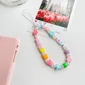 Dettaglio del laccetto per cellulare fatto a mano con perline LOVE e stelle colorate - Stile Lettera LOVE Fiore Farfalla (82838)
