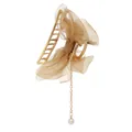 Pince à cheveux dorée élégante avec papillon en tulle beige et chaîne à perle pendante - Style Perle Nœud en Maille Champagne (C10-03-76)