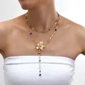Elegante collar doble de oro con colgante floral e incrustaciones de piedras de colores - Flores Piedras Multicolor Dorado Doble Capa (6512501HB)