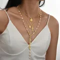 Set de collares dorados con perlas y colgante de cruz usados por una modelo - Cruz Perla Dorado Estilo Capas (6522501HB)