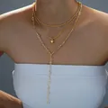 Juego de tres collares dorados con colgante de corazón y cristales usado por modelo - Colgante Corazón Borla Larga Dorado Tres Capas (6569501HB)