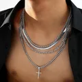 Set de collares plateados con colgante de cruz de diamantes sobre modelo masculino en camisa - Estilo de 4 Capas para Hombre Torcido Serpiente Fígaro Cruz Plateado (6634701HB)