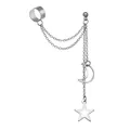 Ear cuff punk plateado con cadena y colgantes de estrella y luna en fondo blanco - Estilo Vinculado de Cadena de Estrella y Luna Plateado (5458702) / Plateado