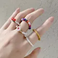 Set di 5 anelli di perline colorate con ciondoli a cuore e ciliegia su una mano - Combinazione Multicolore Cuore Ciliegia (54355)