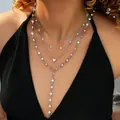Set de collares multicapa plateados con perlas y colgante de corazón en una modelo - Corazón Perla Plateado Estilo Y Largo (6611902HB)
