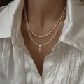 Collana doppia a strati argento con ciondolo a croce e catena a graffetta su modella - Collana Graffetta Doppio Strato Croce Argento (5866701)