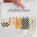 Set di 6 paia di orecchini a scacchi dorati e perle presentati su una scheda gioielli - 5584101-Oro/Nero/Bianco-Orecchini a Cuore a Quadri