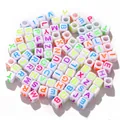 Perles cubiques blanches avec lettres A-Z colorées pour bijoux DIY créatifs - Perles Carrées Blanches avec Lettres Multicolores (84891)