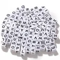 Perles alphabet carrées en acrylique blanc avec lettres noires A-Z pour bijoux DIY - Perles Carrées Blanches avec Lettres Noires (84893)