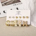 Detalle de set de 6 pares de pendientes dorados con perlas y corazones en tarjeta - Conjunto de 6 Pares de Pendientes de Corazón Perla y Strass (54047)