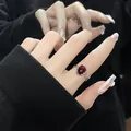 Vue détaillée d'une bague ovale en agate rouge avec gravures argentées de style vintage - Bague Ouverte Ovale Look Agate Rouge Vintage