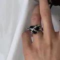 Bague en argent de style gothique avec cœur noir enveloppé de fil d'épines - Bague Cœur Noir Épines Sombres