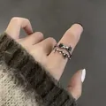 Ensemble de bagues gothiques argentées avec pierres noires en forme de goutte d'eau - Ensemble de Bagues Larme Noire Épines Sombres