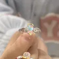 Bague ailes d'ange avec pierre irisée et détails halo doré sur métal argenté - Bague Look Pierre de Lune Aile d'Ange