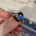 Anillo ajustable de plata con relieve vintage y gema azul-púrpura resplandeciente - Estilo Retro de Piedra de Luna - Plata