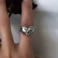 Bague épines argentée avec centre cœur lisse, style subculture chic porté au doigt - Bague Cœur Argent Enveloppée d'Épines