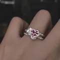 Bague élégante avec pierre rose en forme de cœur et anneau argenté texturé porté au doigt - Bague Texture Vigne Cœur Rose