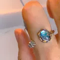 Bague ouverte avec opale bleue ovale et détails de perles métalliques vintage - Bague Ouverte Look Opale Changeant de Couleur Style Fait Main