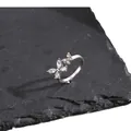 Anillo ajustable de mariposa plateada con circonitas cúbicas sobre superficie de piedra - Estilo Mariposa Doble Dinámica - Plata