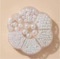Set de perlas blancas variadas en caja organizadora con forma de flor de 7 rejillas - Kit de Perlas de Imitación de Varios Tamaños en Caja de 7 Rejillas con Forma de Pétalo (54364)