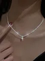Collana di perle argento con ciondolo a croce e pietre scintillanti su modella - Collana Scintillante Croce Zircone Argento (5867001)
