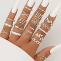 Boho-Ring-Set in Silber mit Perlen und Schmetterlingsmotiven an einer Hand präsentiert - Silber Schmetterling Gemischter Stil (5766202HB)
