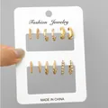 Set di 6 paia di orecchini a cerchio dorati geometrici con dettagli lisci e strass fini - 5722801HB-Cerchi in Metallo-Set Strass Liscio Intrecciato