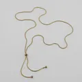 Detail of adjustable 18K gold snake chain with sliding bead and delicate metal spheres - Long / 18K Gold
