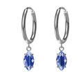 Dettaglio degli orecchini con zircone blu taglio marquise e montatura in argento - Stile Zirconia Blu Notte (E0084)