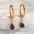 Détail de créoles dorées avec d'élégants pendentifs en zircon noir taillés en poire - Or / Noir (E0080-2)