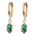 Dettaglio di orecchini placcati oro 18K con zircone verde marquise e chiusura a cerchio - Stile Zirconia Verde Oliva (E0084-5)