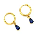 Détail de créoles dorées en acier titane avec gouttes en zircon bleu foncé - Or / Bleu Foncé (E0080-4)