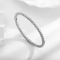 Primer plano de pulsera de acero de titanio plateado con patrón de metal retorcido - Estilo A Color Acero