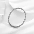 Detalle del grabado texturizado diagonal en un brazalete de acero plateado pulido - Estilo B Color Acero