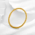 Detalle macro del brazalete de acero inoxidable dorado de 18K con textura trenzada - Oro (Talla Ovalada)