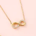 Collar de acero de titanio chapado en oro con dije de infinito y circonitas claras - Estilo 14 Piedras (N0071)