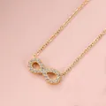 Collar con colgante de infinito dorado y circonitas incrustadas en cadena fina - Estilo Piedras Completas (N0076)