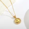 Nahaufnahme der goldenen Titanhalskette mit Tierkreis-Hahn-Anhänger und Zirkonia - Sternzeichen Hahn / Gold