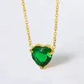 Detailopname van hartvormige groene zirkoon hanger met goudkleurige roestvrijstalen ketting - 18K Goud (Groene Zirkonia) (N0124G-8)