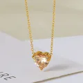 Detailopname van champagne hartvormige zirkoon hanger met gouden roestvrijstalen ketting - 18K Goud (Champagne Zirkonia) (N0124G-9)