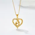 Detail van de gouden hartvormige hanger met moeder-kind motief en fonkelende kristallen - Moeder en Kind (N0452G) / Goud Kleur Samen