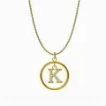 Elegante collar de cadena dorada con colgante circular y letra K de cristales brillantes - Letra K / Dorado