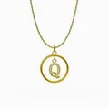 Collar dorado con colgante redondo y una brillante letra Q adornada con cristales - Letra Q / Dorado