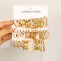 Lot de 18 paires de créoles géométriques dorées et boucles d'oreilles perles sur carte - Set Or Multi-Style Perle Artificielle C-Forme Torsadé (5816501HB) / Or
