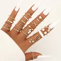 Dettaglio del set di 22 anelli dorati con farfalle e cuori indossati su una mano - Perla Strass Multi-pezzo Oro (5799601HB)
