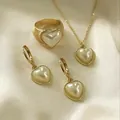Dreiteiliges Gold-Perlen-Herz-Schmuckset mit Halskette, Ring und Ohrringen auf Satin - Cremefarbenes Herz Schmuckset (5745901) / Umweltfreundliche Legierung / Creme
