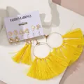 Set di orecchini bohémien dorati con nappe gialle, perle e perni geometrici su un cartoncino - Stile Nappina Grande Giallo Brillante (5119905)