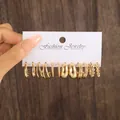 Set di 17 paia di orecchini dorati con cerchi a spirale e perle su cartoncino - Confezione di Cerchi in Oro a Goccia e Spirali (6104701)